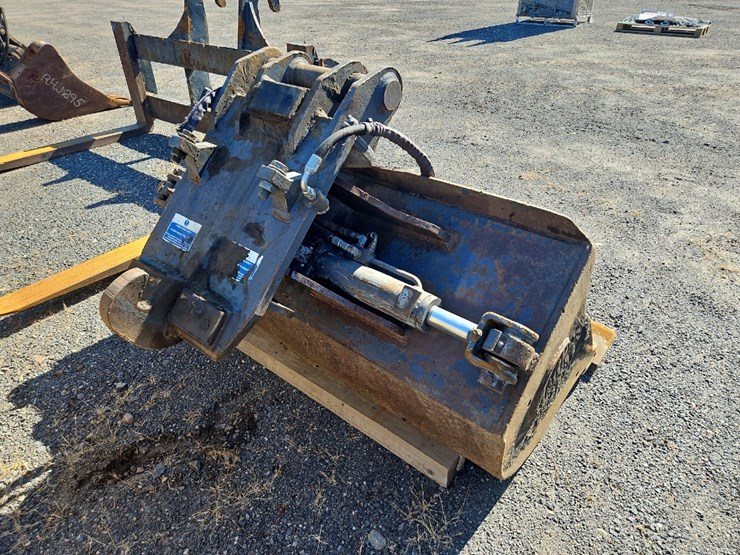 geith-60"-hydraulic-tilting-cleanup-bucket-image-3