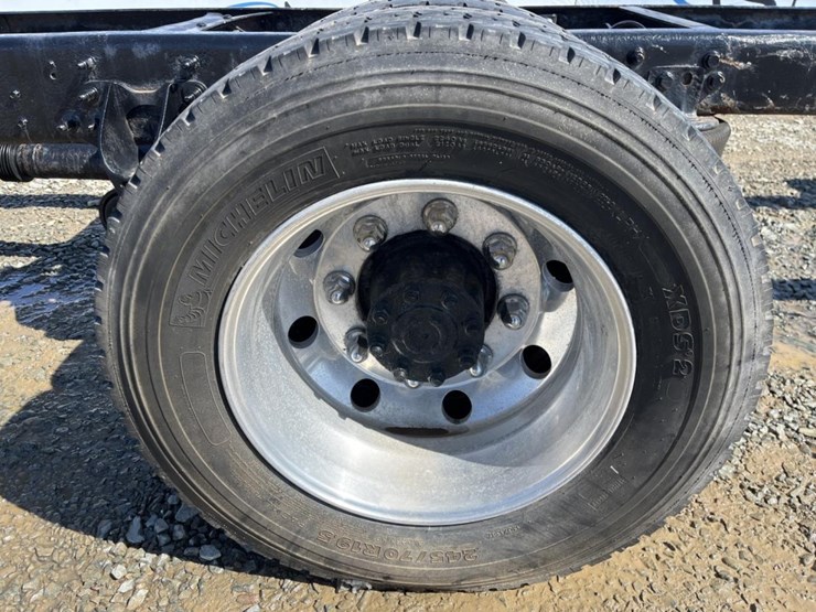 2013-ford-f650-xlt-image-30