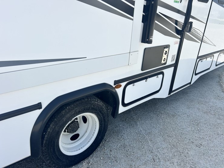 2023-ford-e450-image-21