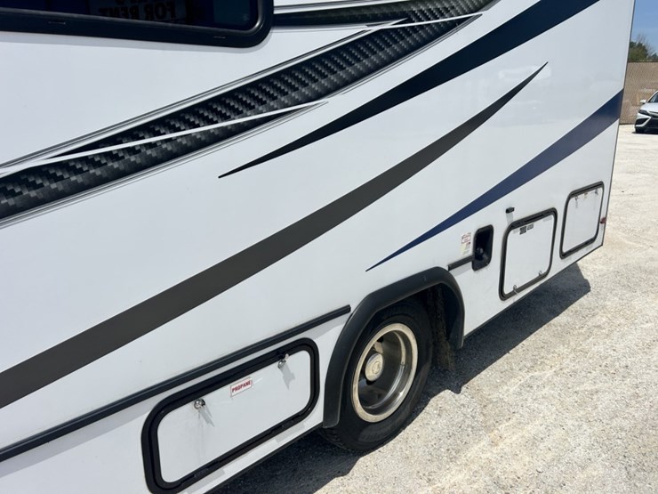 2022-ford-e350-image-14