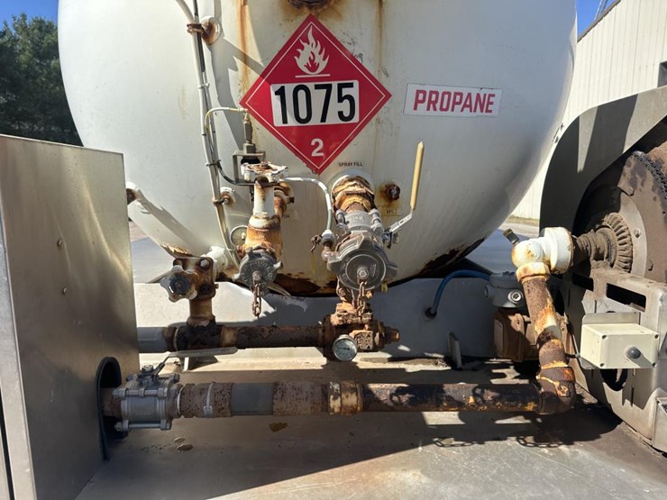 #1803-•-2011-international-durastar-tanker-truck-image-13