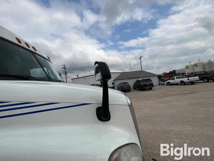 2015-freightliner-cascadia-125-image-19
