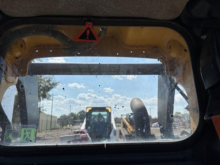 2019-deere-325g-image-31