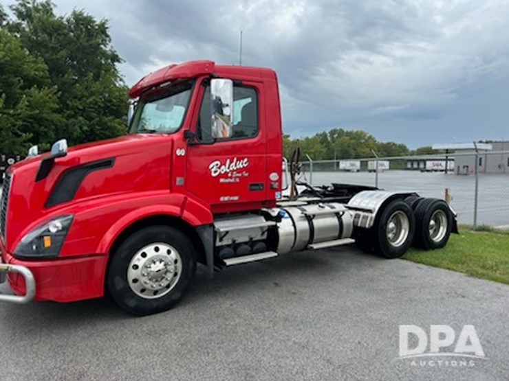 2017-volvo-vnl64t300-image-1