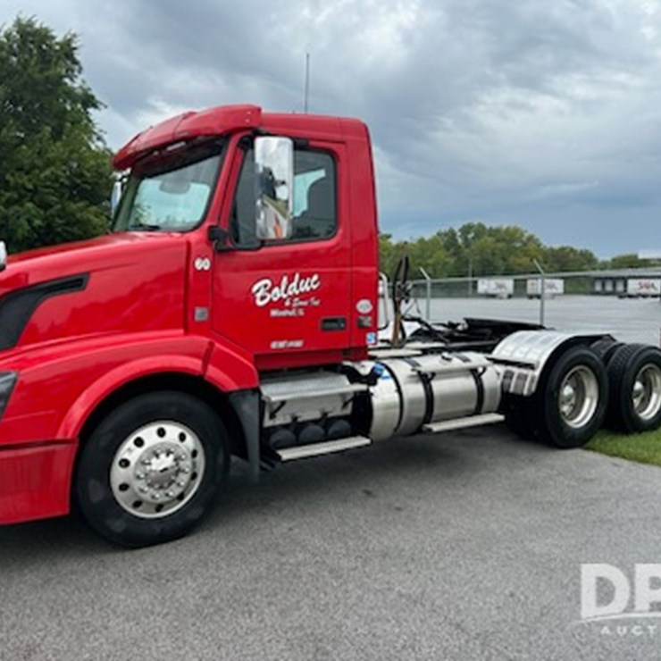2017 VOLVO VNL64T300