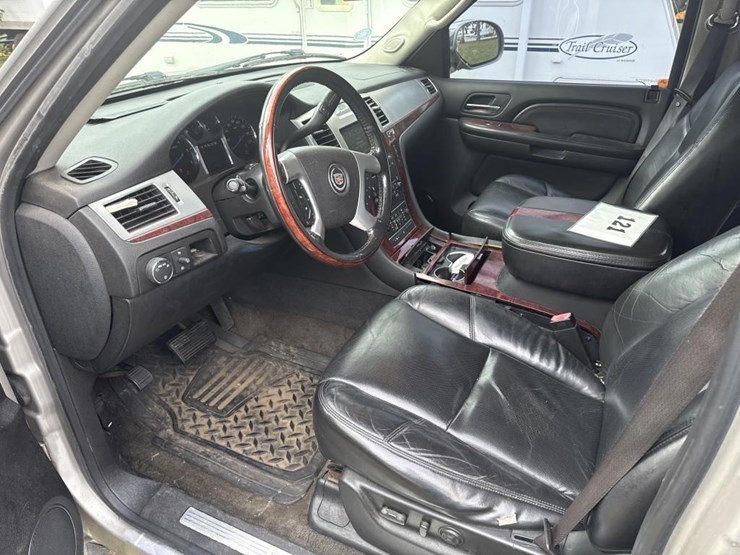 2008-cadillac-escalade-image-16