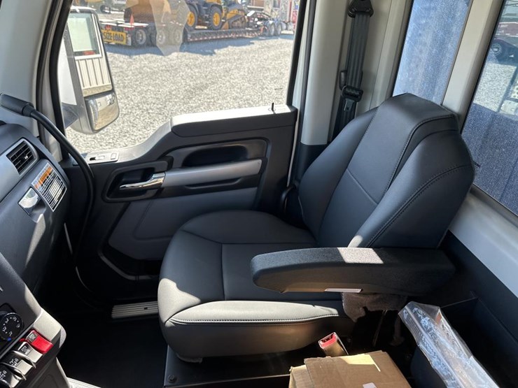 2025-kenworth-t880-image-41