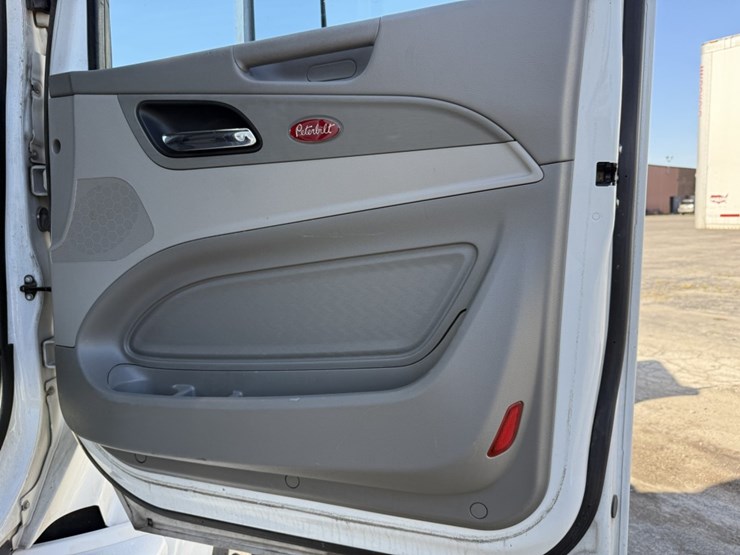 2020-peterbilt-579-image-40