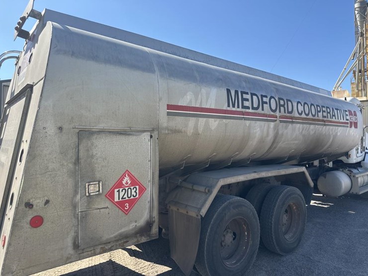 2005-peterbilt-385-image-32