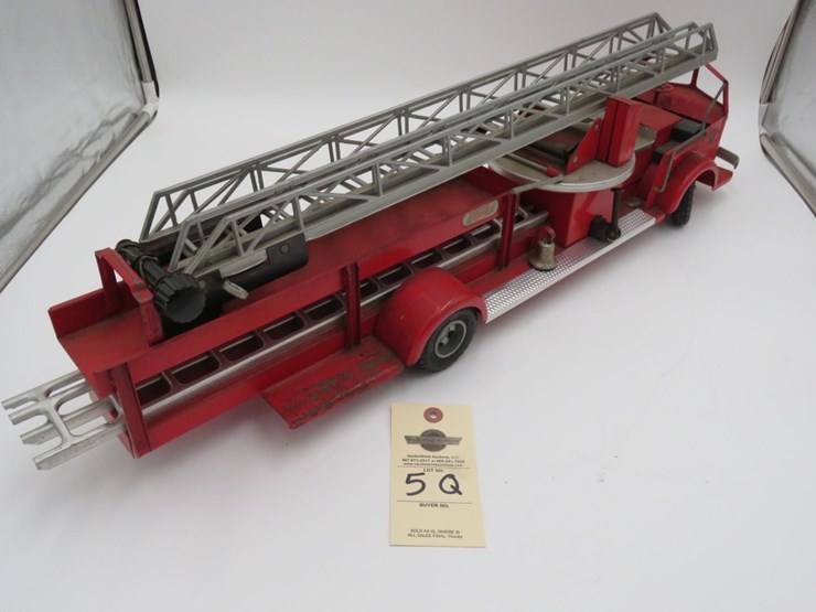 1950's-doepke-model-toys-aerial-ladder-fire-truck-image-3