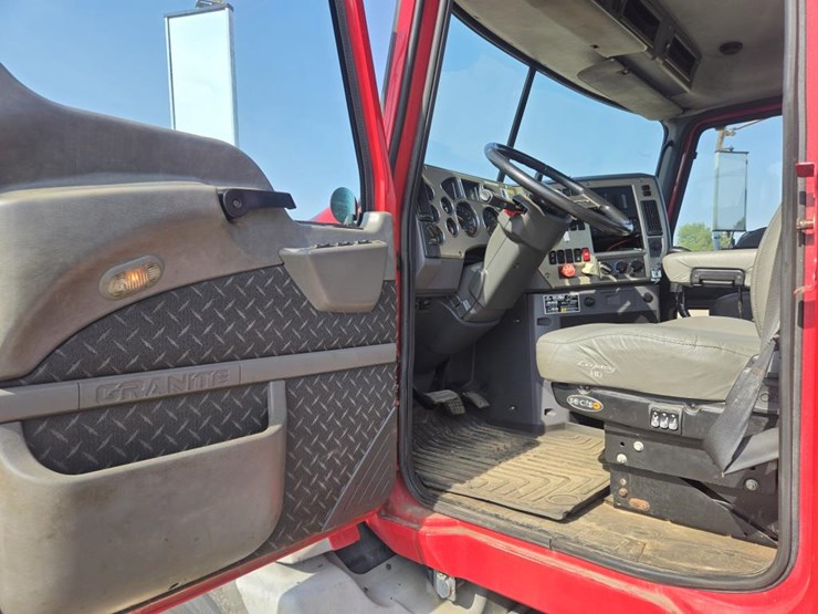 #1244-•-mack-gu813-day-cab-truck-tractor-image-29