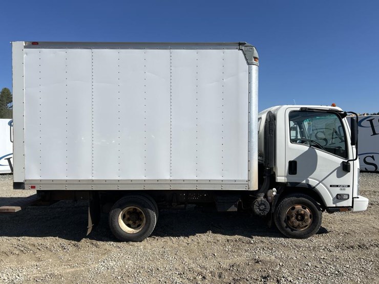 2017-isuzu-npr-image-6