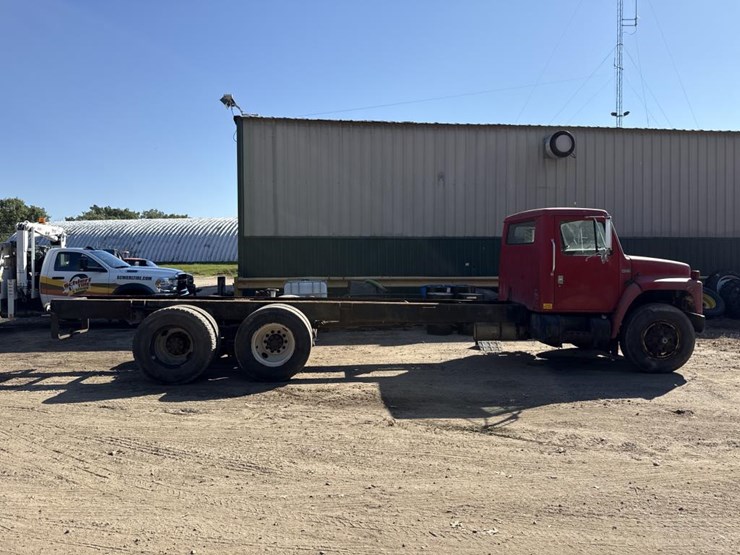 #1815-•-1985-international-1954-cab-and-chassis-image-5
