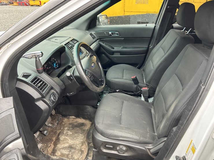 2017-ford-explorer-image-39