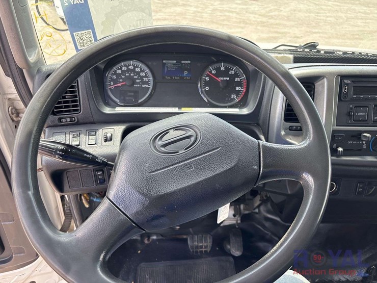 2017-hino-268-image-11