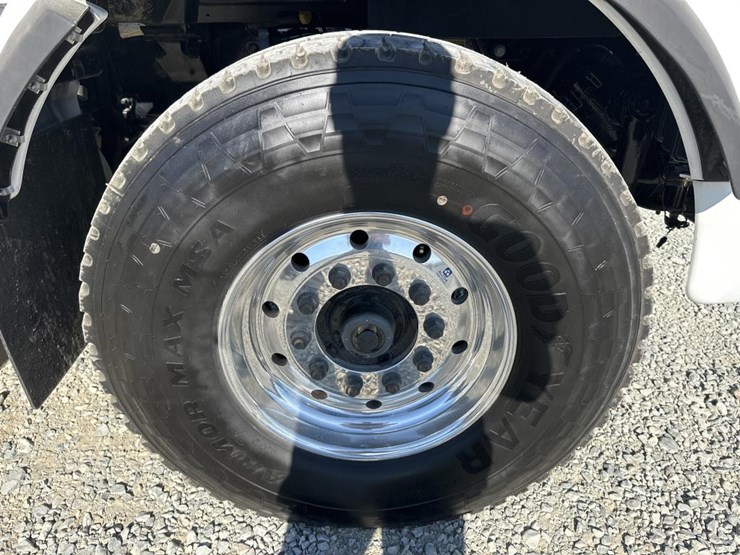 2025-kenworth-t880-image-106