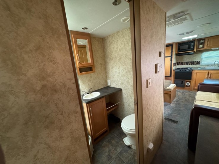 #2285-•-2010-keystone-bullet-250rks-camper-image-37
