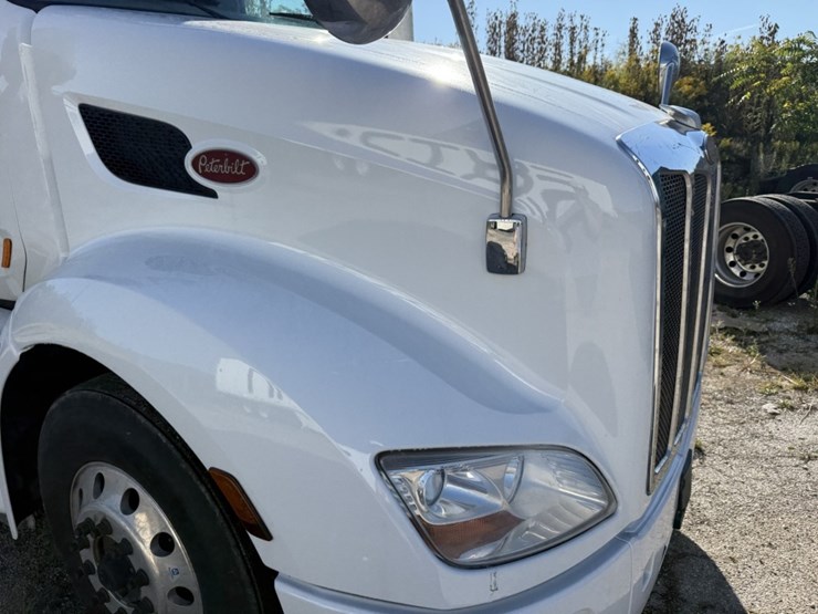 2020-peterbilt-579-image-11