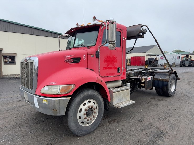 2005-peterbilt-335-image-1