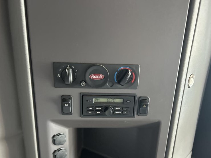 2015-peterbilt-579-image-68