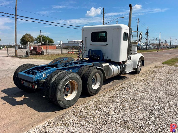 2013-peterbilt-367-image-3