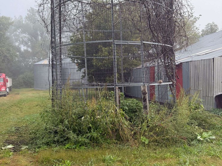 steel-corn-crib,-approx-15’-wide,-buyer-is-responsible-for-removal-image-1