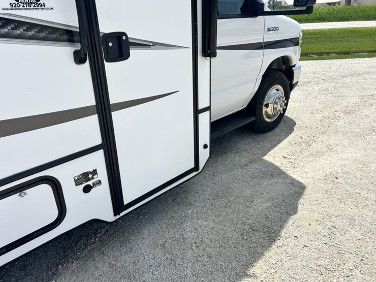 2022-ford-e350-image-22