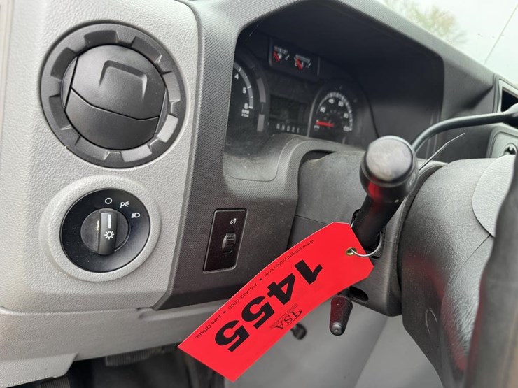 2013-ford-cargo-image-38