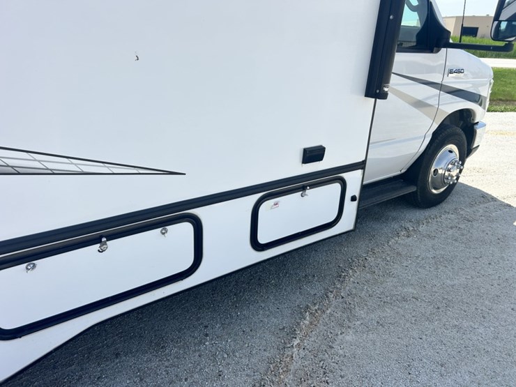 2023-ford-e450-image-23
