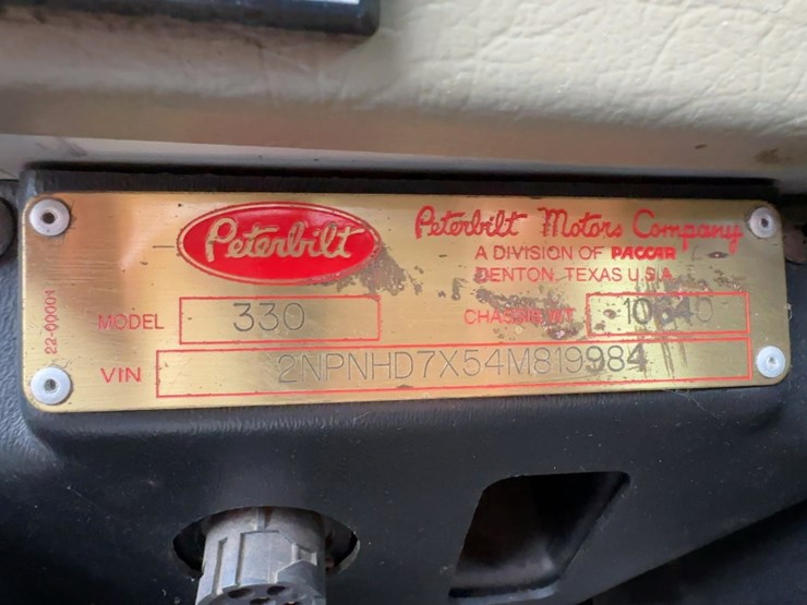 2004-peterbilt-330-image-28