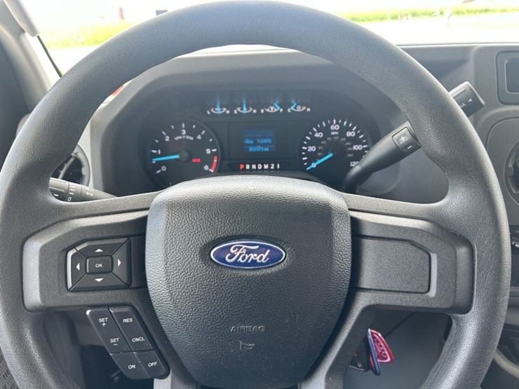 2022-ford-e350-image-34