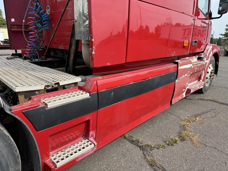 #1097-•-2006-volvo-ve-d12-sleeper-semi-tractor-image-28