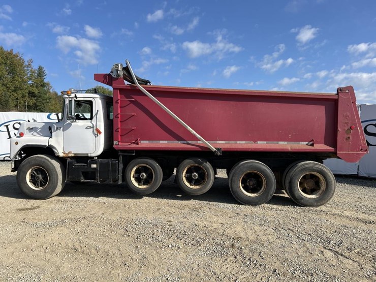 1995-mack-dm690s-image-2