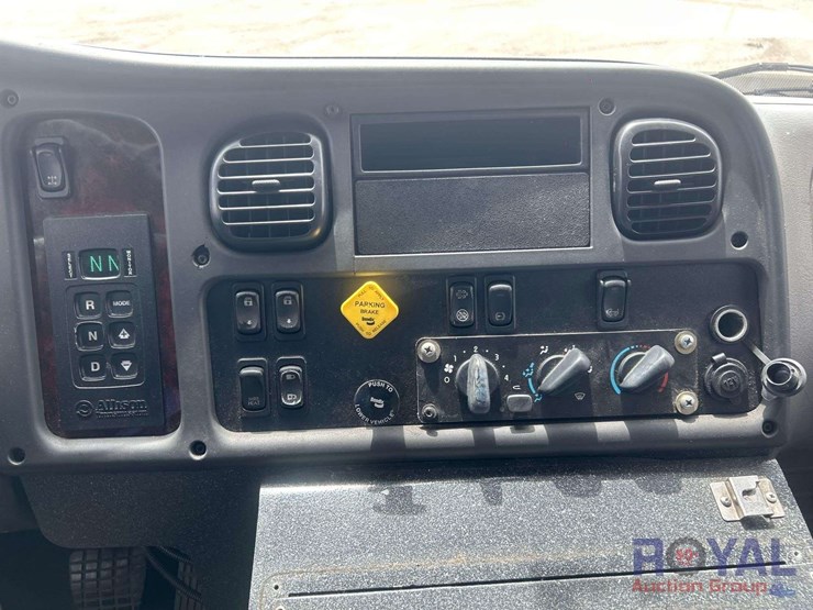 2016-freightliner-m2-106-braun-ambulance-image-11