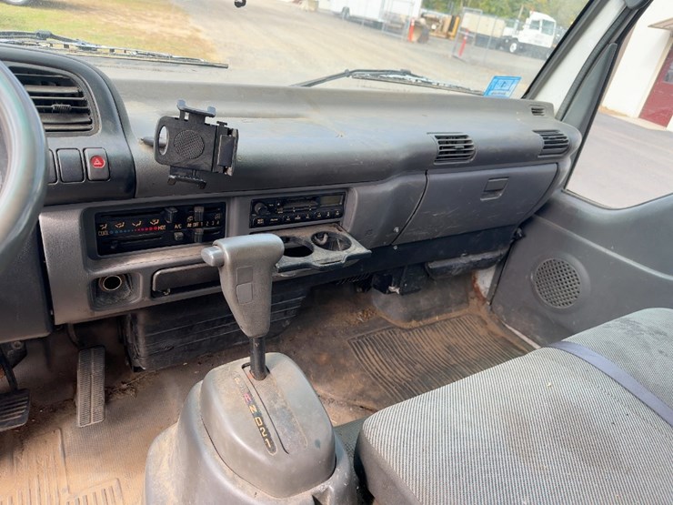 2003-isuzu-npr-image-25