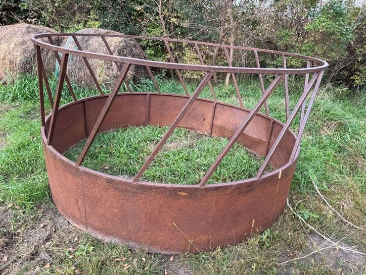 round-bale-feeder-with-skirt-image-2