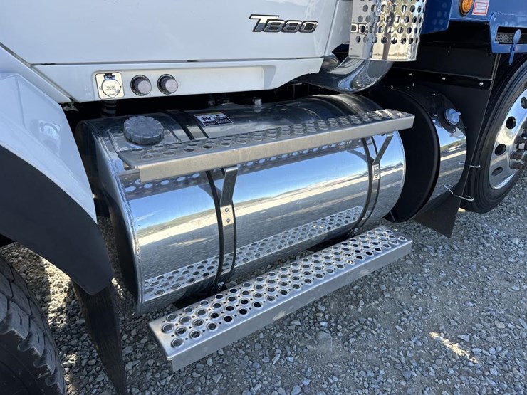 2025-kenworth-t880-image-12