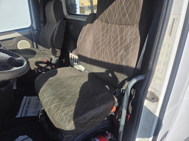 2016-volvo-10-image-44