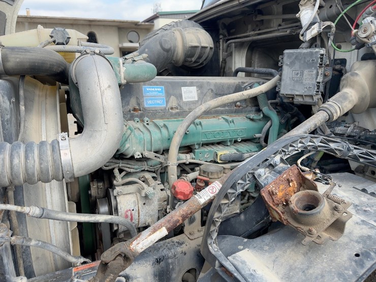 2012-volvo-vnl62t300-image-8