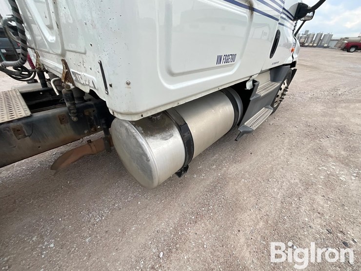 2015-freightliner-cascadia-125-image-17