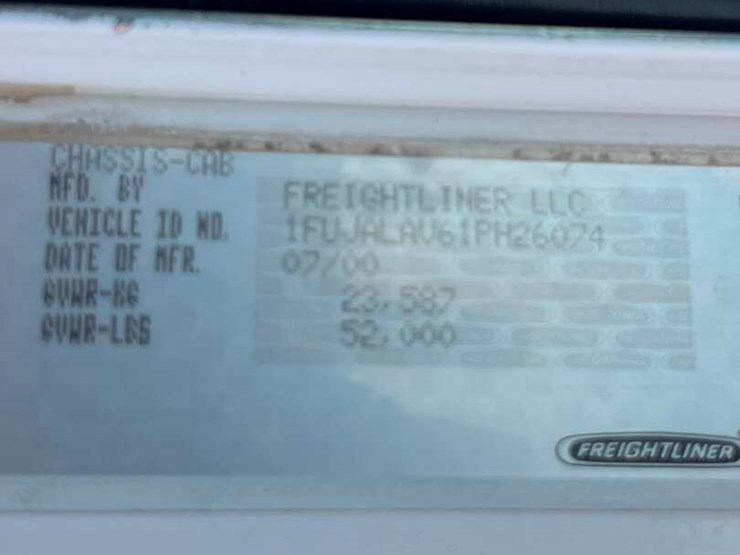2001-freightliner-fld120-image-11