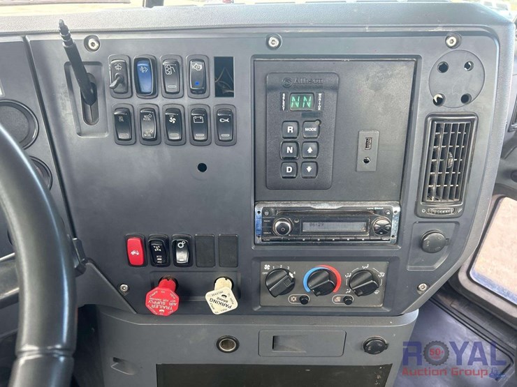 2011-mack-gu713-granite-cooper-tm-1882-18-ton-crane-truck-image-12