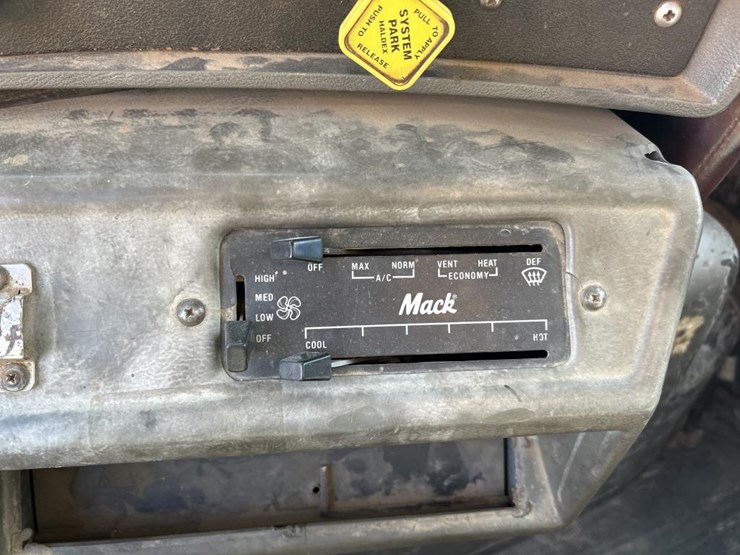 1995-mack-dm690s-image-71