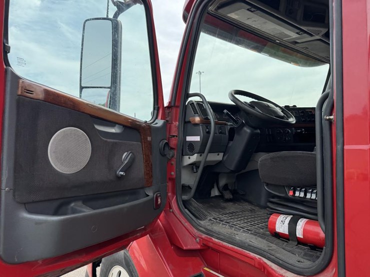#1097-•-2006-volvo-ve-d12-sleeper-semi-tractor-image-38
