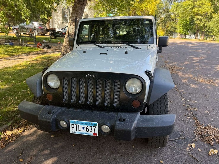 2011-jeep-wrangler-sport-image-2