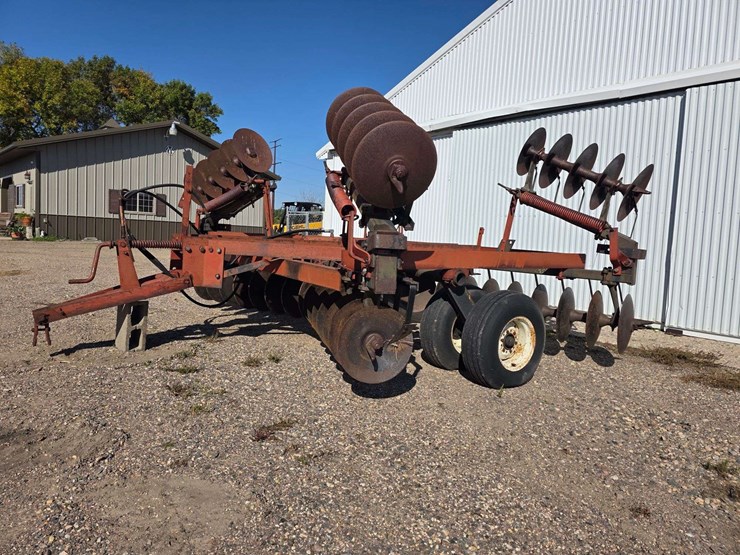 ih-470-tandem-disk,-manual-fold-wings,-9.5l-14-tires-on-6-bolt-rims,-hydraulic-lift,-rear-hitch,-dis-image-4