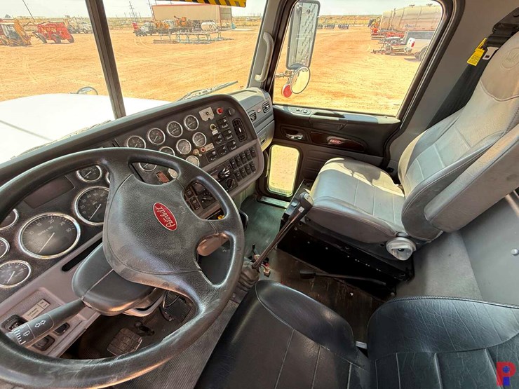 2015-peterbilt-367-image-17