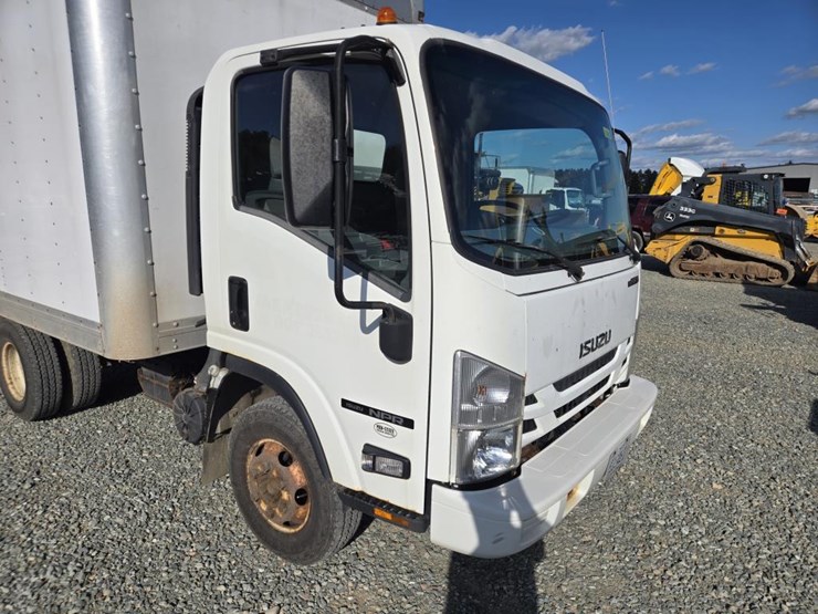 2017-isuzu-npr-image-10
