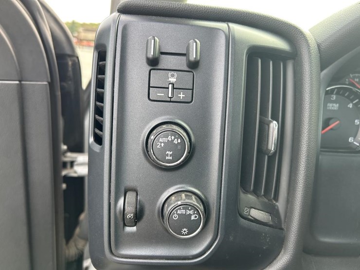 2017-chevrolet-silverado-1500-image-46