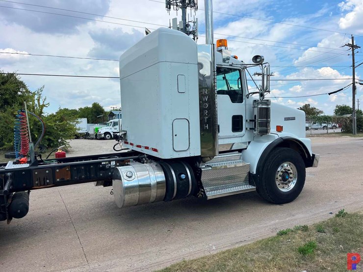 2013-kenworth-t800-image-2